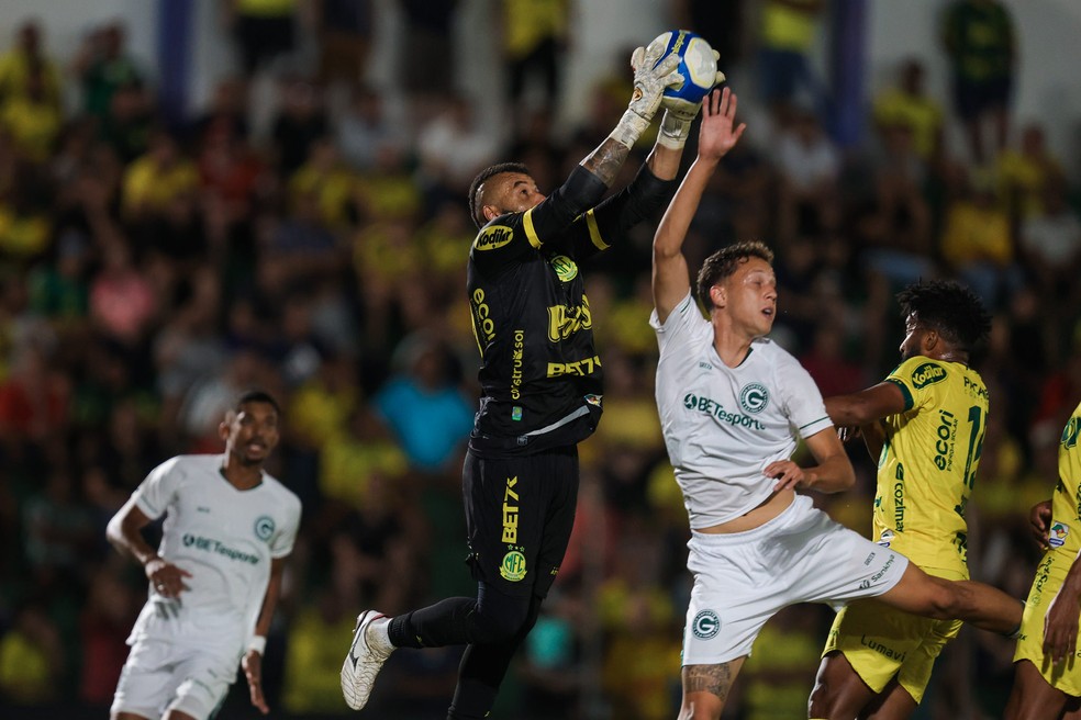 Alex Muralha sobe para ficar com a bola no duelo entre Mirassol e Goiás, pela Série B — Foto: Pedro Zacchi