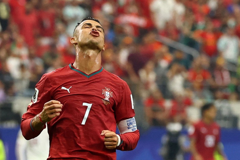 Cristiano Ronaldo em Portugal x Espanha — Foto: REUTERS/Kai Pfaffenbach