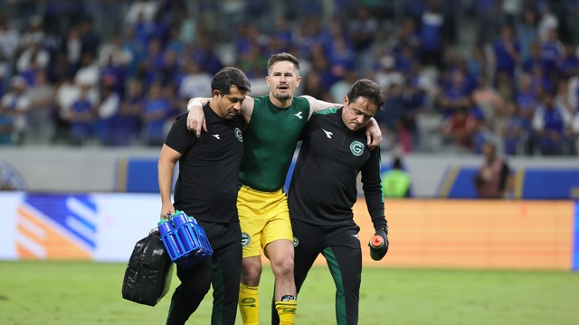 Tadeu deixa jogo entre Cruzeiro e Goiás com suspeita de fratura na perna