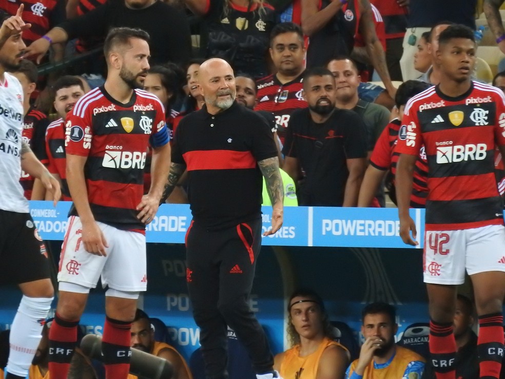 Sampaoli volta a reclamar da anula&ccedil;&atilde;o do gol de Everton Ribeiro em Flamengo x &Ntilde;ublense &mdash; Foto: Fred Gomes
