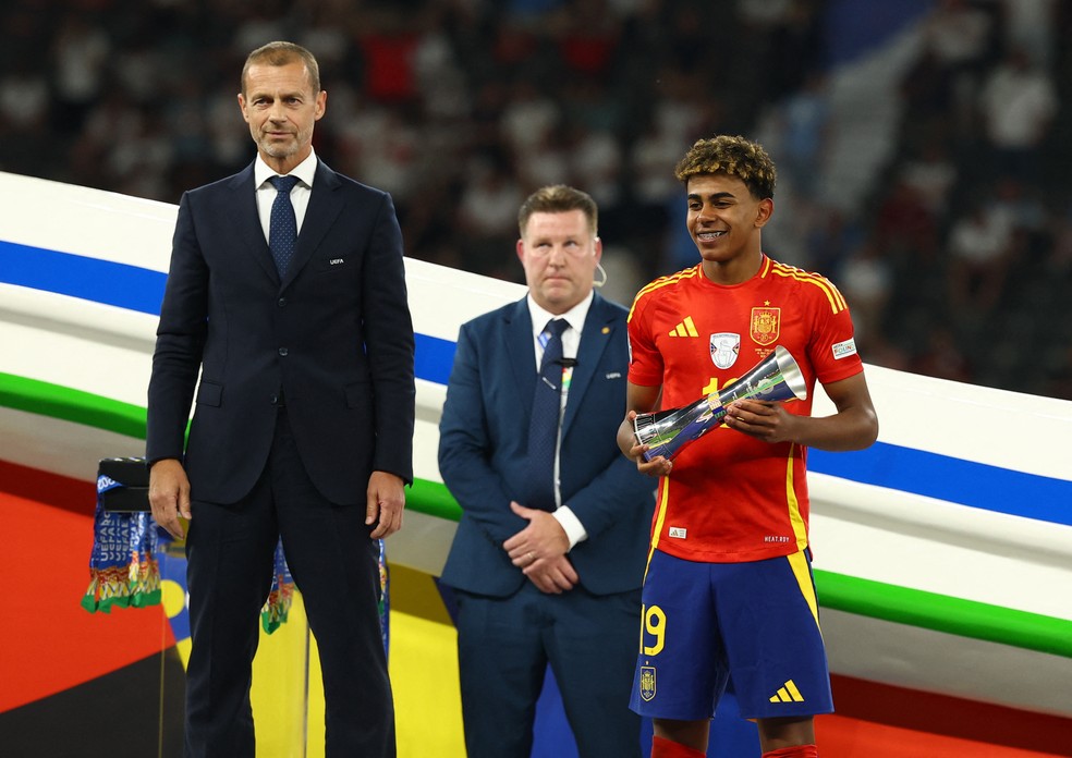 Yamal recebe prêmio de melhor jogador jovem da Euro 2024 — Foto: REUTERS