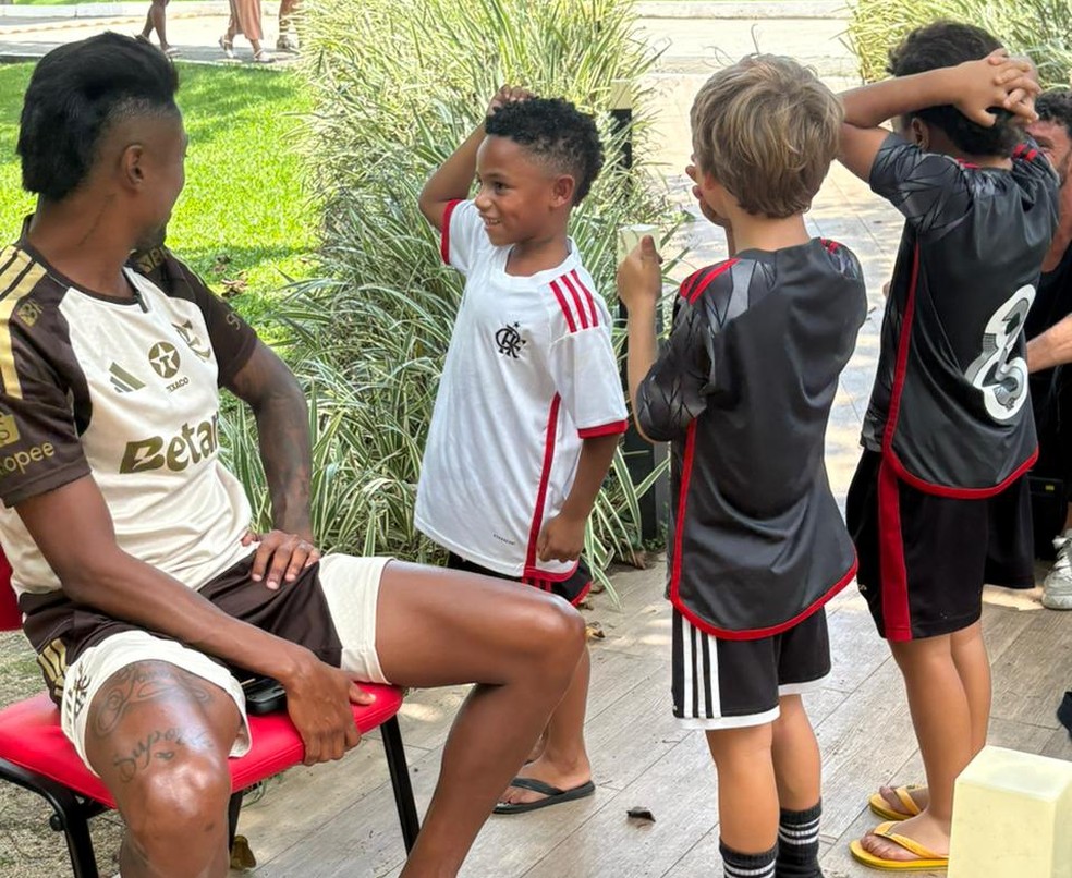 Bruno Henrique interage com crian�as durante entrevista no CT do Flamengo � Foto: Emanuelle Ribeiro