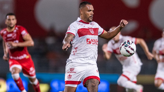 Mikael em ação pelo CRB contra o Vila Nova