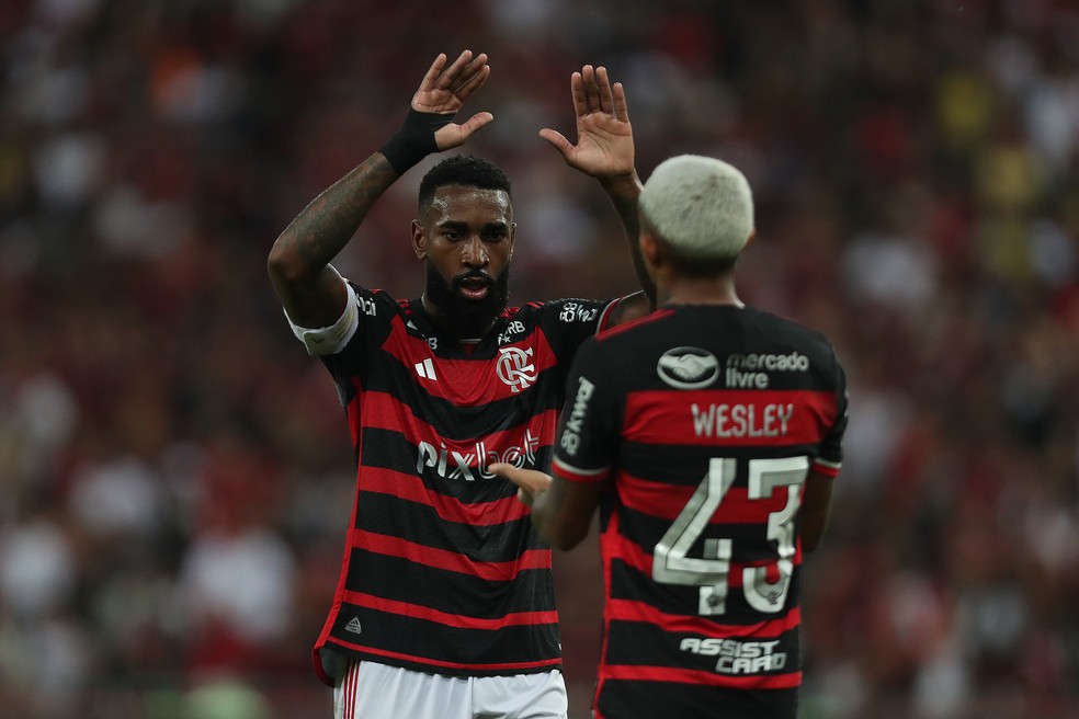 Gerson e Wesley em ação no jogo entre Flamengo e Cruzeiro — Foto: Wagner Meier/Getty Images