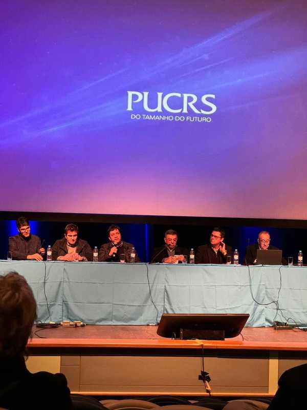 Dirigentes do Grêmio respondem a conselheiros em reunião com respaldo