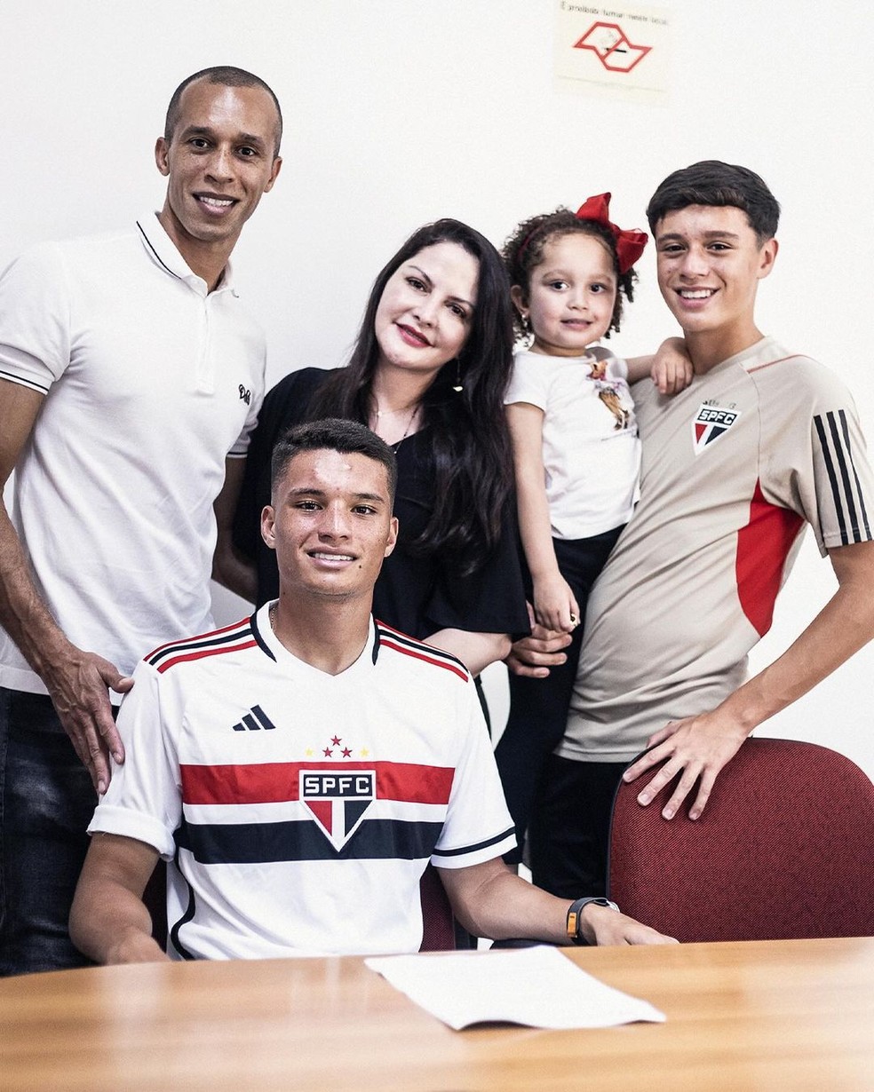 João Miranda, filho de Miranda, assina primeiro contrato profissional com o São Paulo — Foto: Reprodução