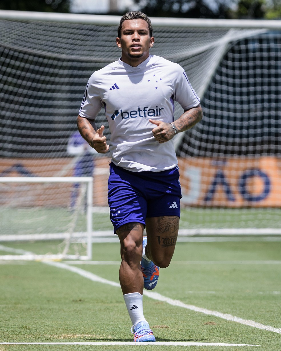 Gabriel Veron realiza corrida em campo na pré-temporada do Cruzeiro — Foto: Gustavo Aleixo/Cruzeiro