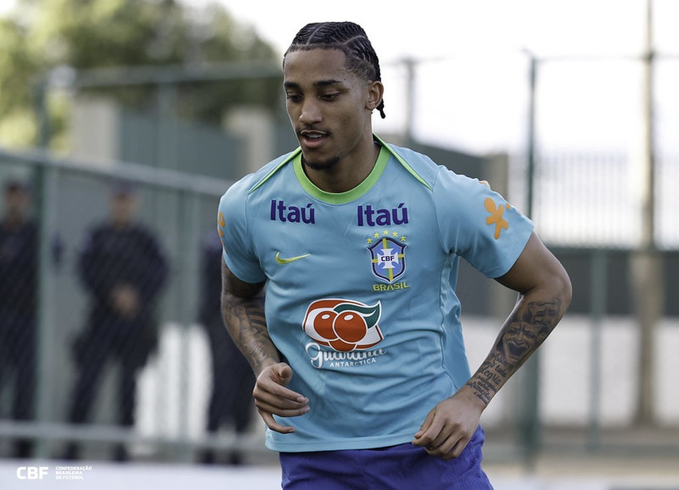 João Pedro em treinamento da seleção brasileira — Foto: Rafael Ribeiro / CBF