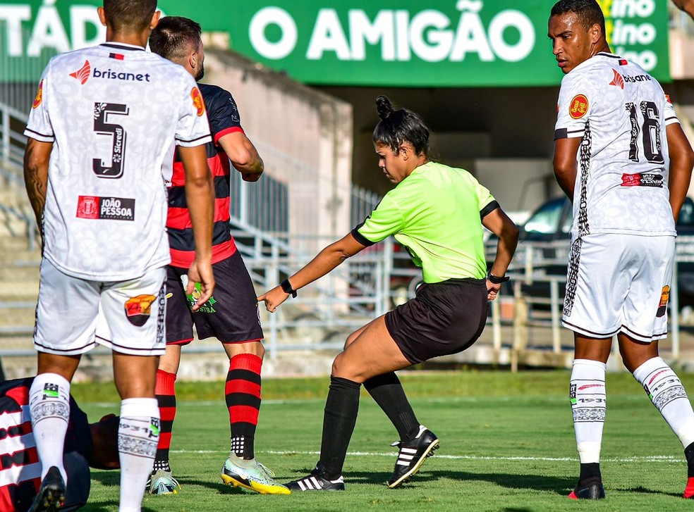 Ruthyanna Camila apitando o amistoso entre Campinense e Botafogo-PB — Foto: Estefinho Francelino