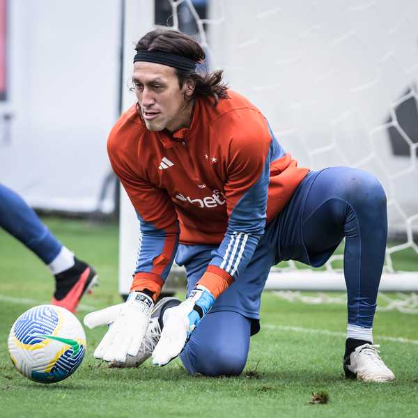 DESFALQUE?? Cássio sente coxa e abandona treino do Cruzeiro antes do término