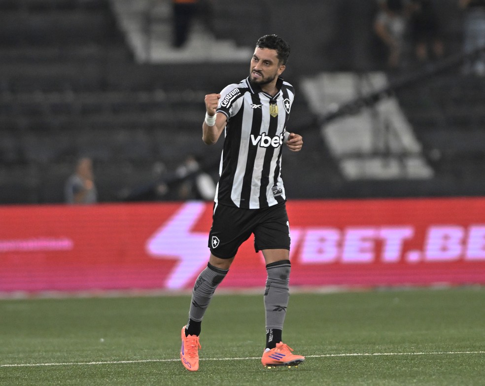 Alex Telles comemora gol pelo Botafogo em partida anterior