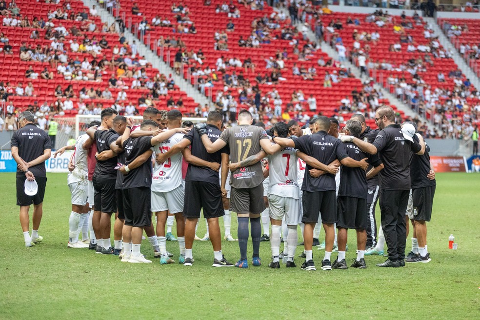 Equipe do Ceilândia se concentrou antes das disputas de pênaltis no Mané Garrincha — Foto: Lucas Magalhães