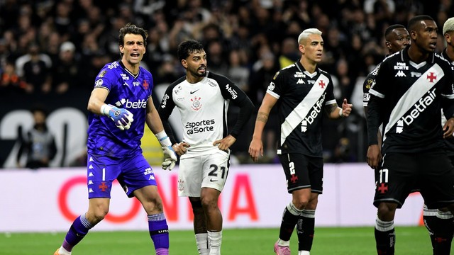 Jogadores de Corinthians e Vasco na final da Copa do Brasil