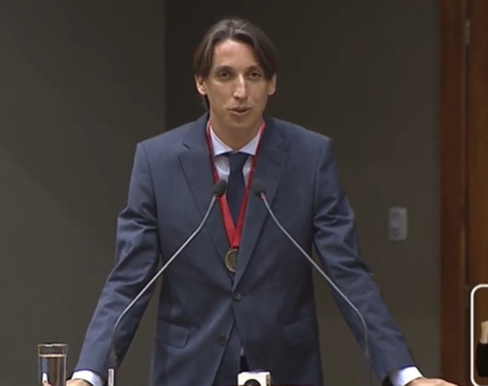 Geromel recebe título de cidadão de Porto Alegre — Foto: Reprodução/TV Câmara