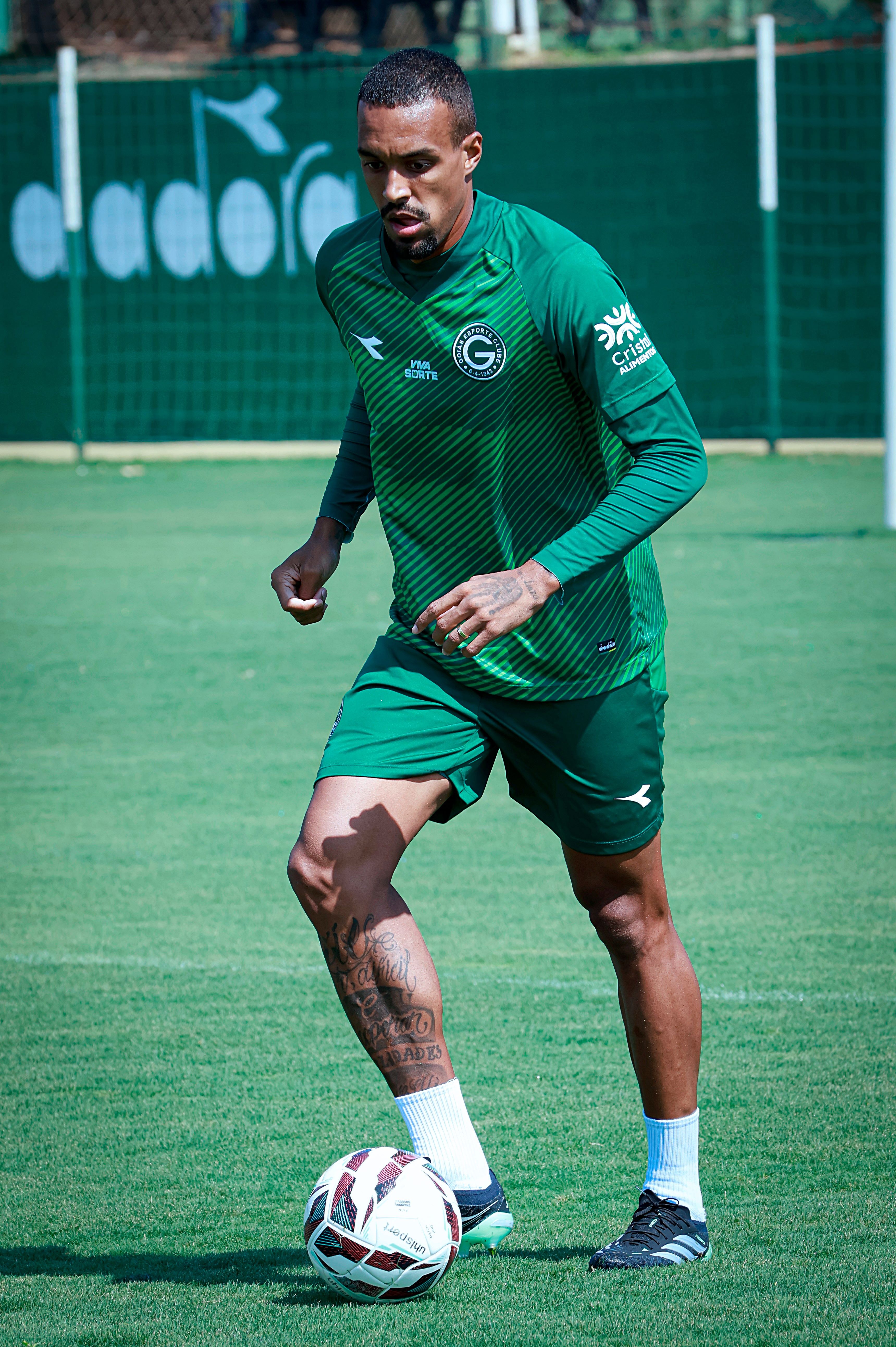 Goiás ganha três reforços e tenta quebrar sequência negativa na Série B