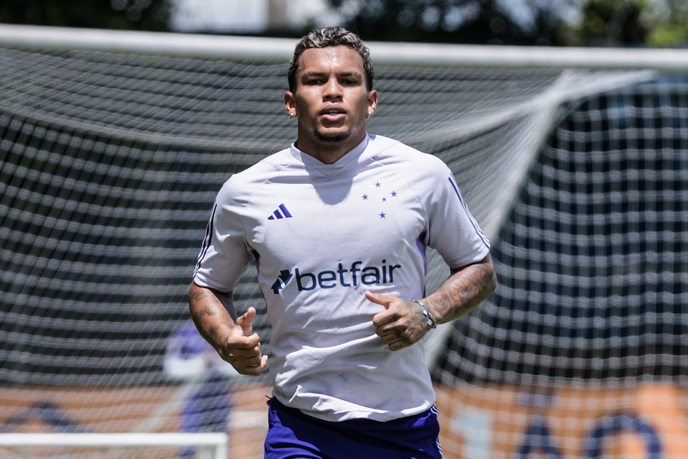 Gabriel Veron realiza corrida em campo na pré-temporada do Cruzeiro — Foto: Gustavo Aleixo/Cruzeiro