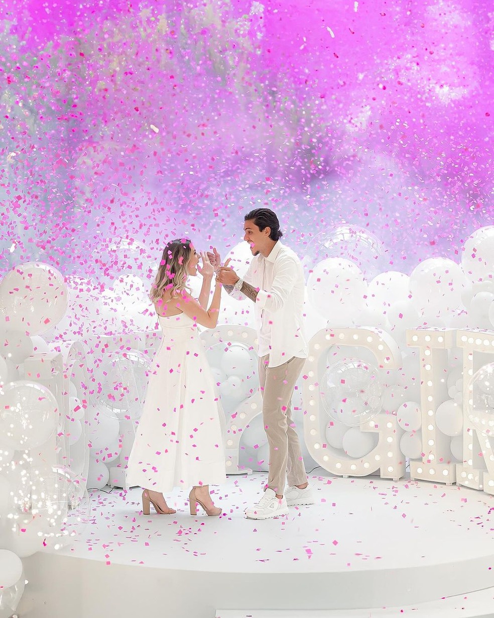 Pedro e sua esposa postam foto do chá revelação — Foto: Divulgação