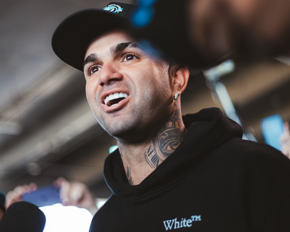 Luan em chegada a Porto Alegre com festa da torcida do Grêmio — Foto: Divulgação/Lucas Bubols/La Garra Lab