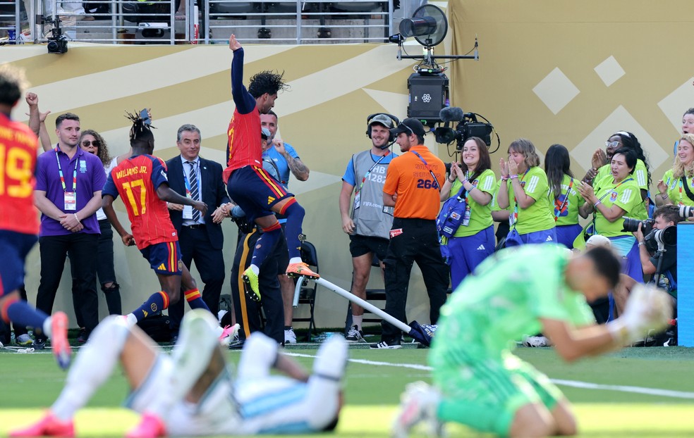Ferran Torres comemora gol da Espanha em cima da Argentina — Foto: REUTERS/Amanda Perobelli