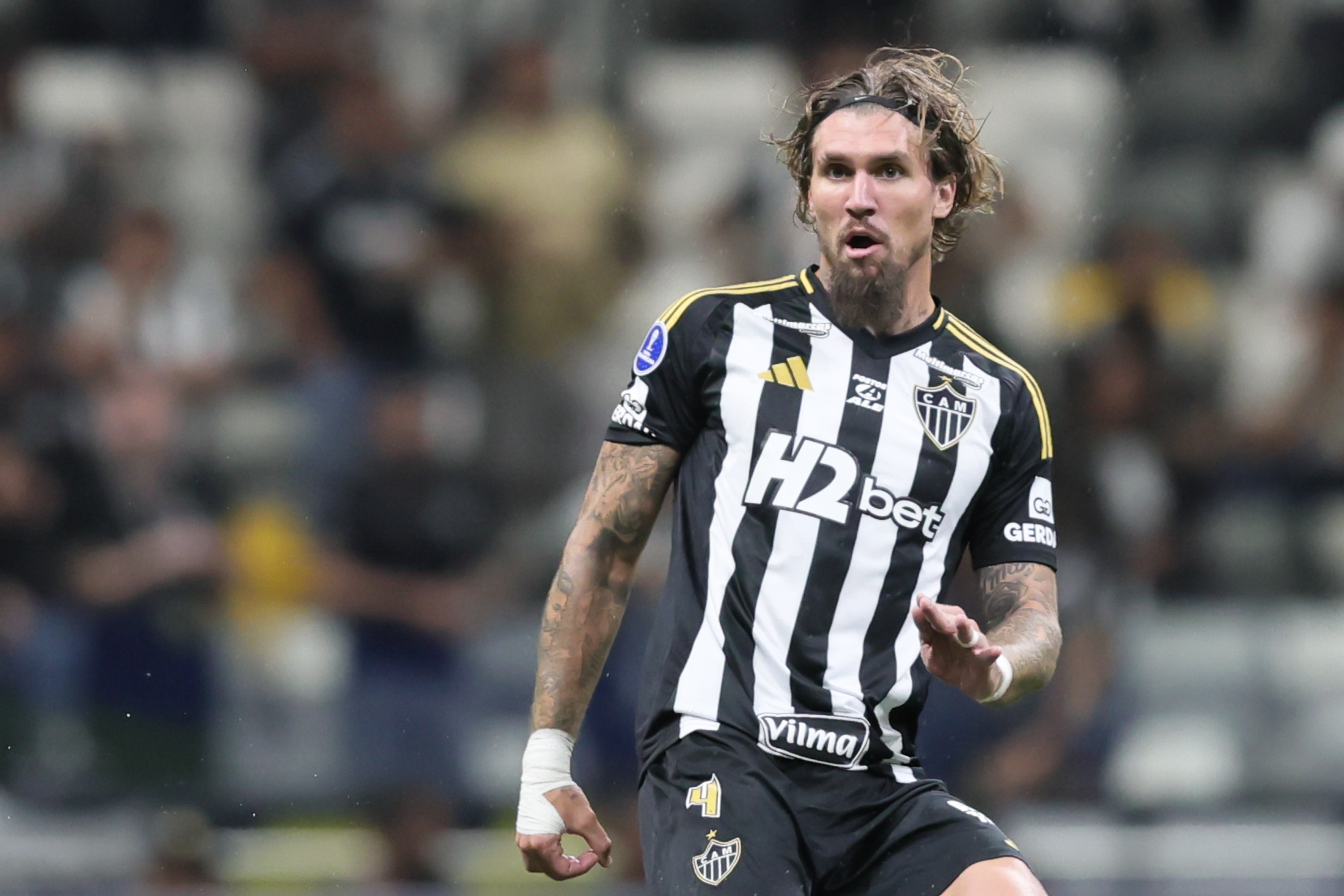 Cronologia da falta de opções na zaga do Atlético-MG: da saída de Battaglia à lesão de Lyanco