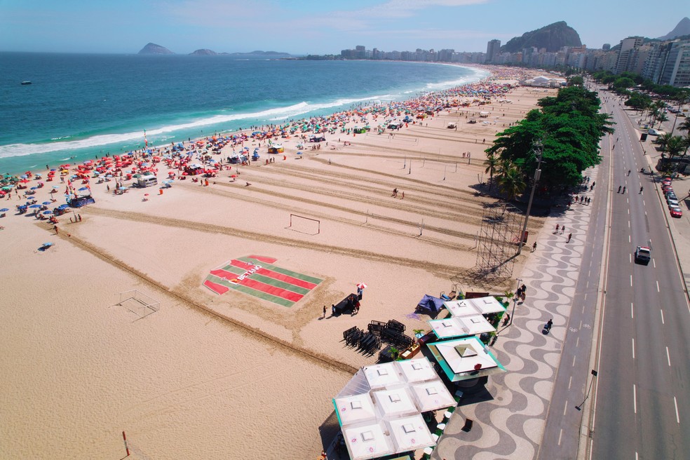 Camisa gigante do Fluminense na praia de Copacabana — Foto: Divulgação / Alob Sports