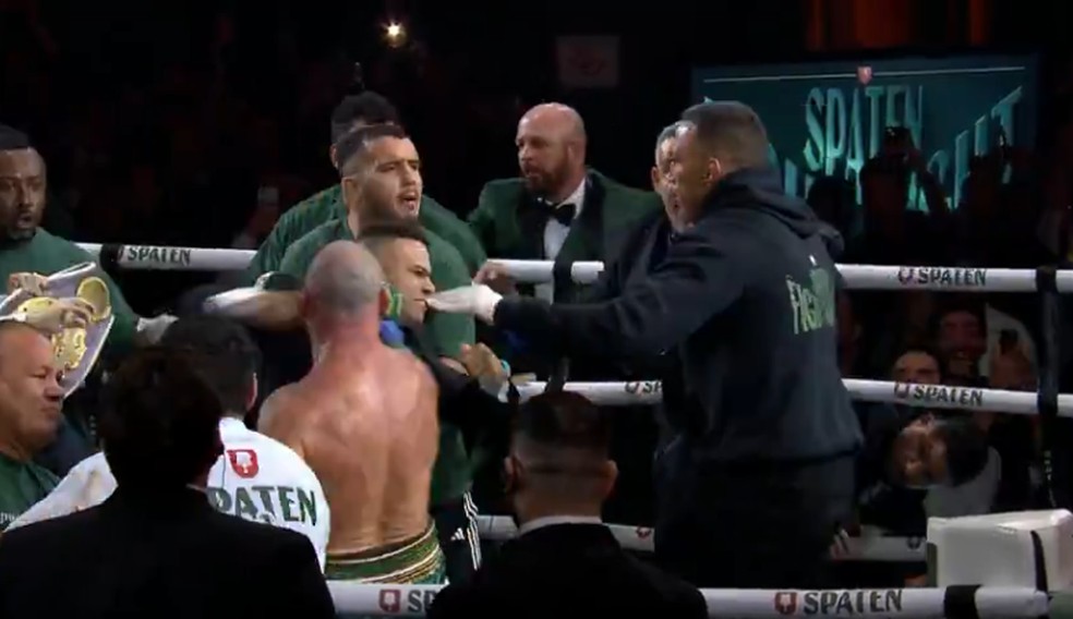 Rafael Freitas, filho de Popó, aceta soco em Wanderlei após luta — Foto: Reprodução