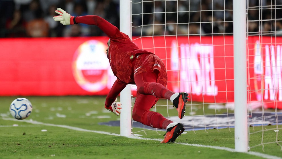 Carlos Miguel defende cobrança de pênalti em LDU x Palmeiras — Foto: Cesar Greco / Palmeiras
