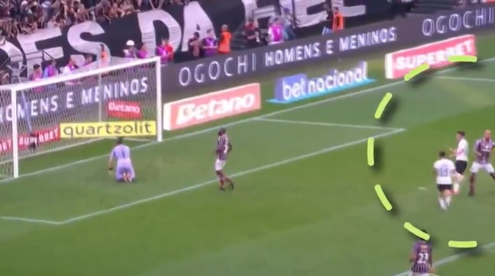 Felipe Melo derruba Breno Bidon após o primeiro gol do Corinthians — Foto: Reprodução