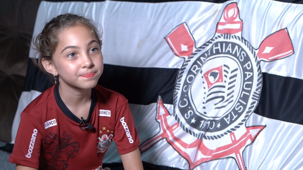 Beatriz Leoncini, estudante de oito anos, torcedora do Corinthians hostilizada por alguns torcedores do Botafogo-SP — Foto: Fábio Júnior/EPTV