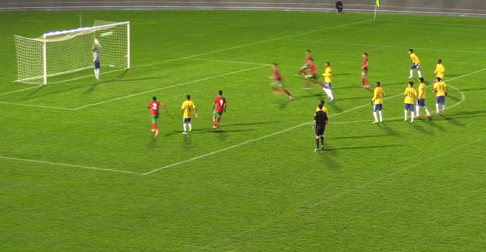 Goleiro Arthur Gazze expulso no Montaigu