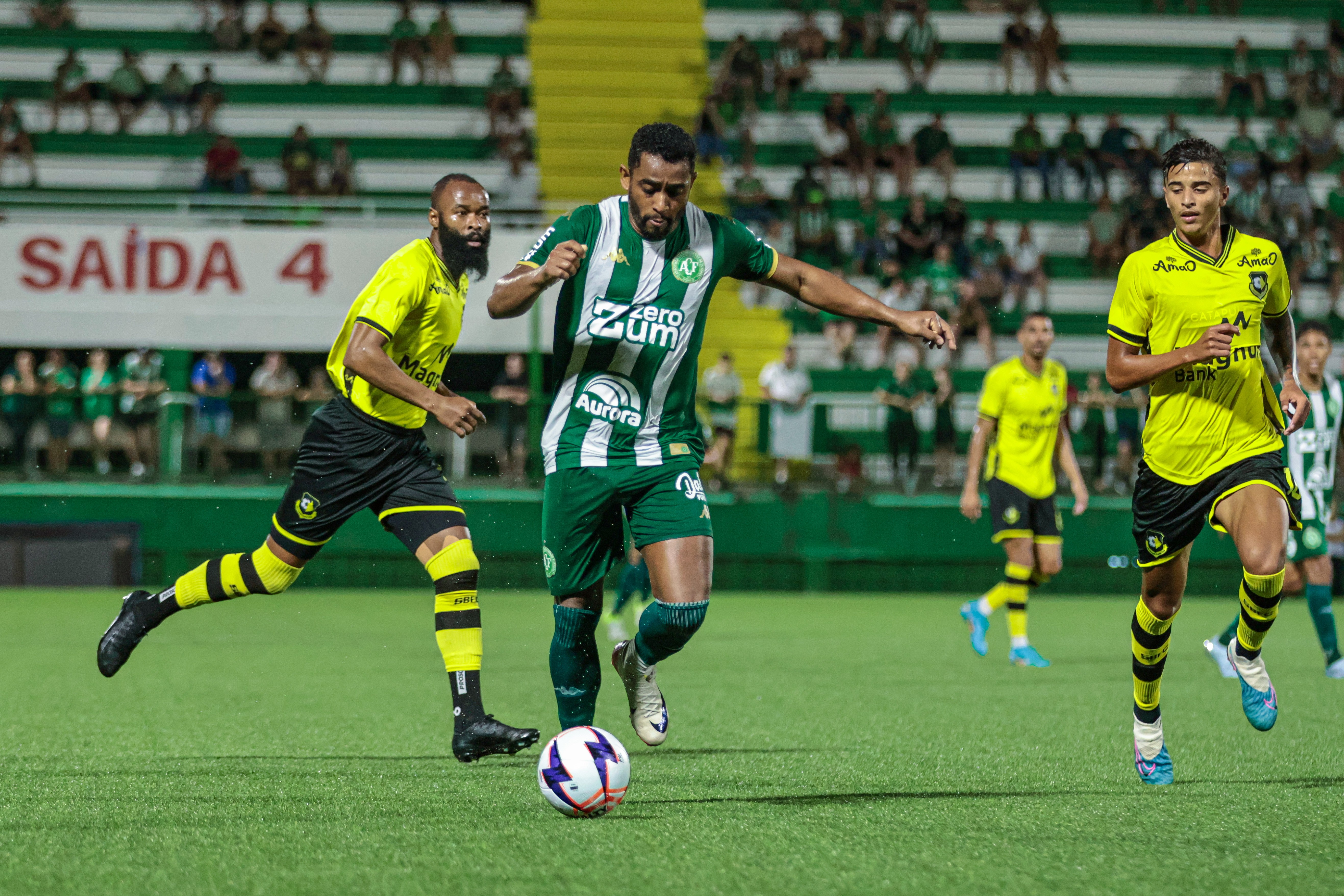 Chapecoense oficializa saída de Marcos Vinícius, fechado com o Goiás