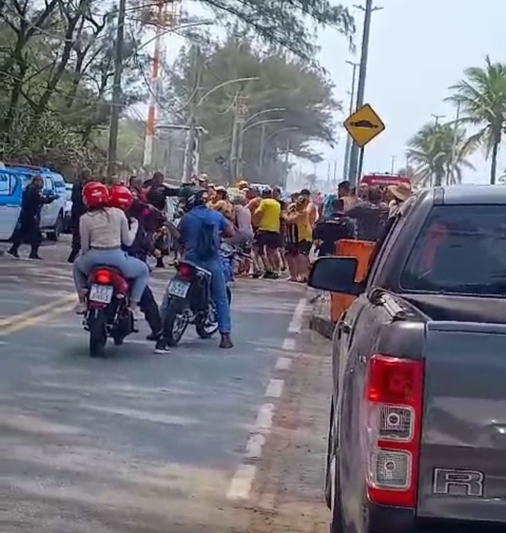 Confusão ocorreu na Praia da Macumba — Foto: Reprodução