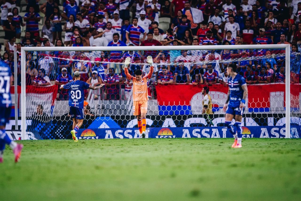 Goleiro Brenno do Fortaleza comete falha grotesca contra Grêmio; assista ao lance