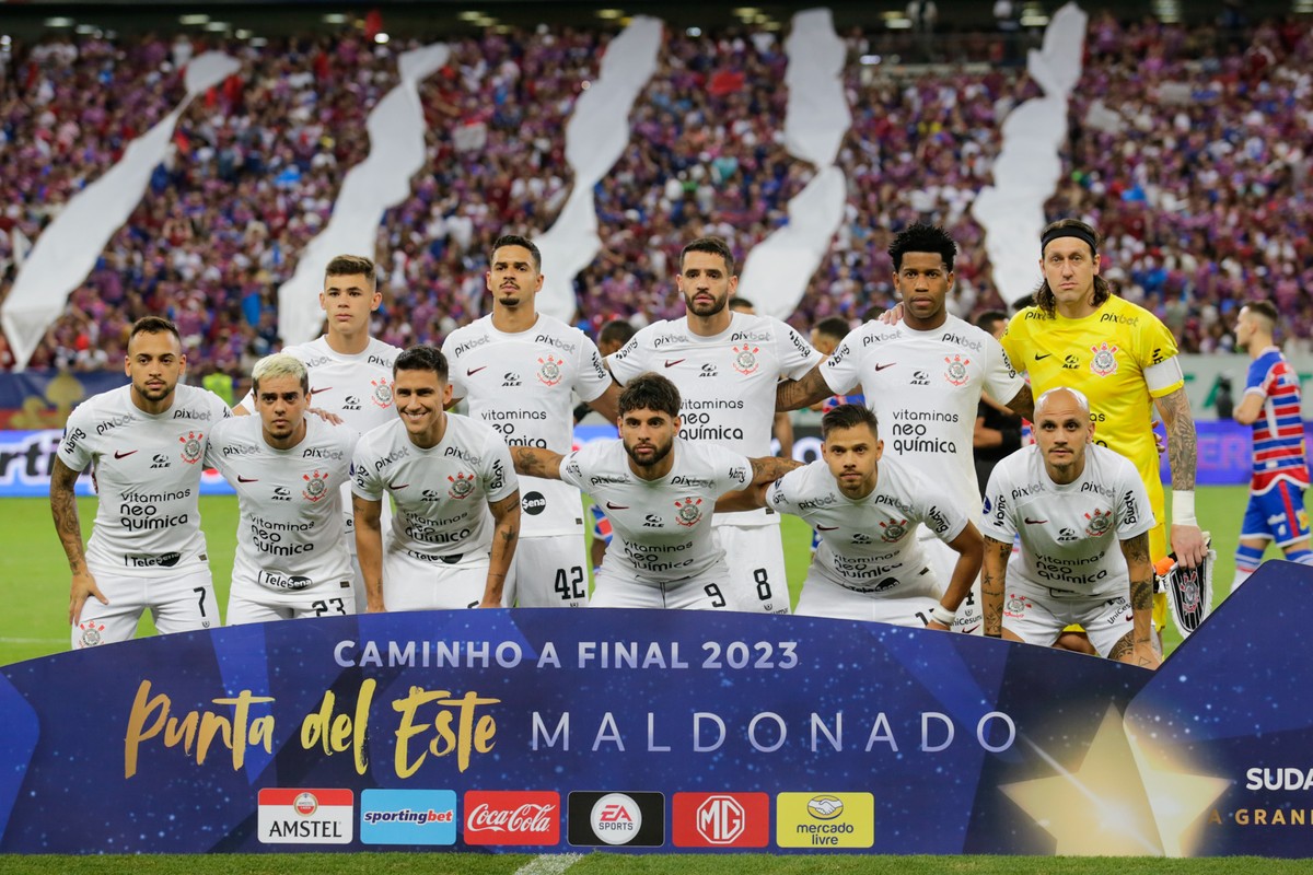 Atuações do Corinthians: Fábio Santos falha, e Rojas vai mal em eliminação; dê suas notas