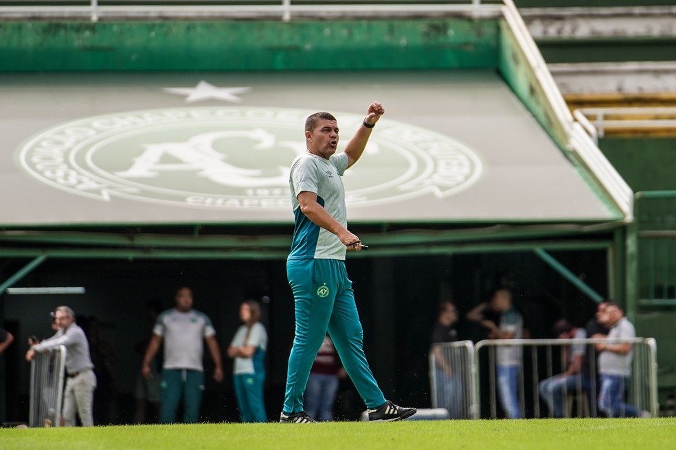 Umberto Louzer projeta a Chapecoense competitiva — Foto: Thiago Meneghini/ACF