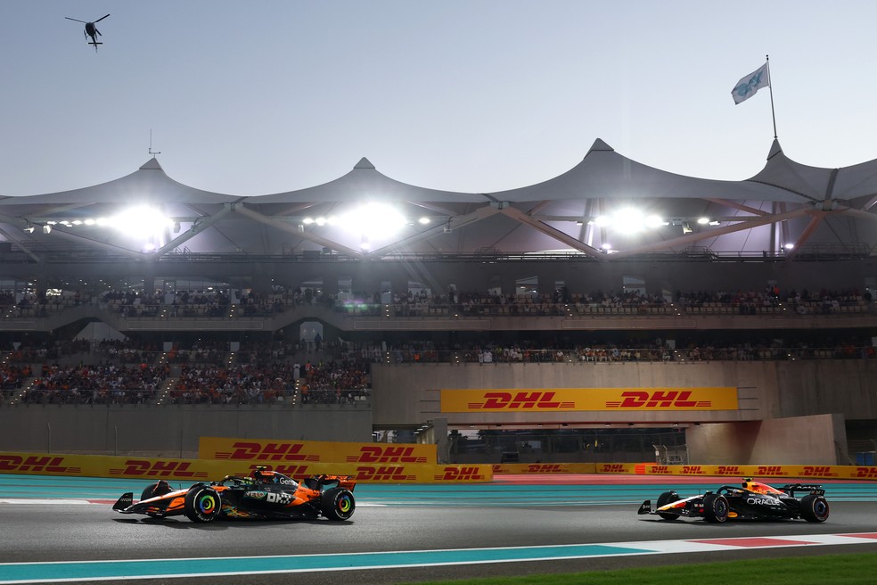 Lando Norris ultrapassa Yuki Tsunoda no GP de Abu Dhabi — Foto: Zak Mauger/LAT Images
