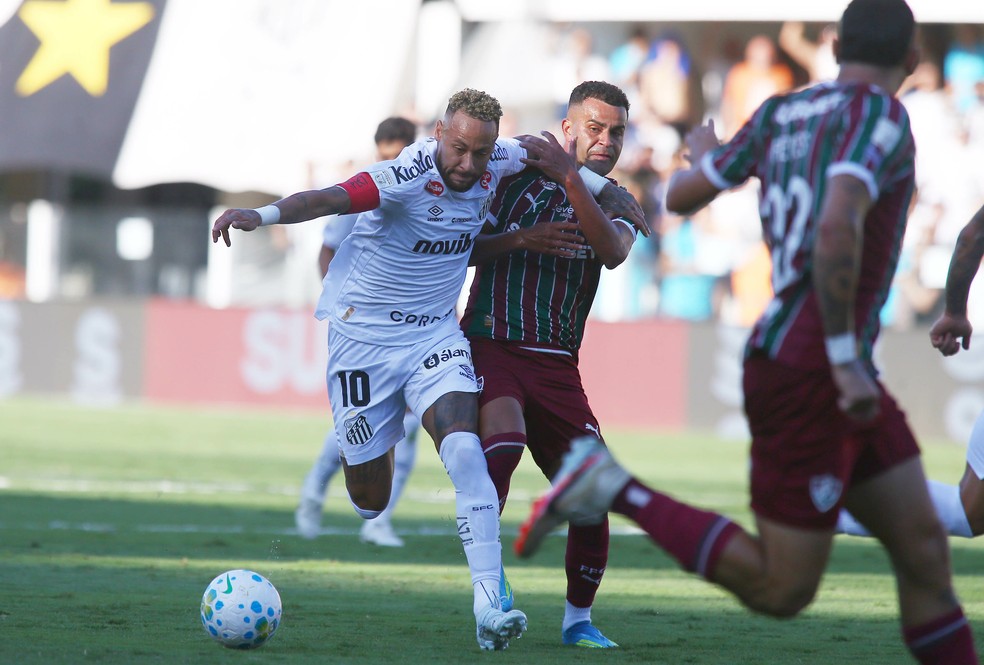 Polêmica em Santos: PC Oliveira vê falta de Neymar em lance de gol contra o Fluminense