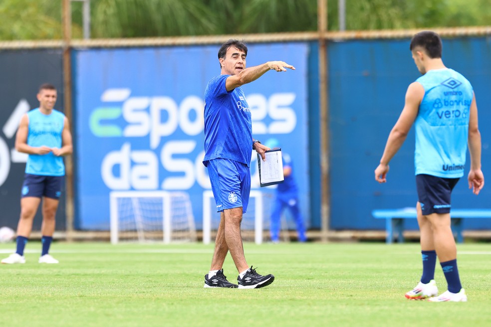 Gustavo Quinteros comanda treino do Grêmio — Foto: Lucas Uebel/Grêmio