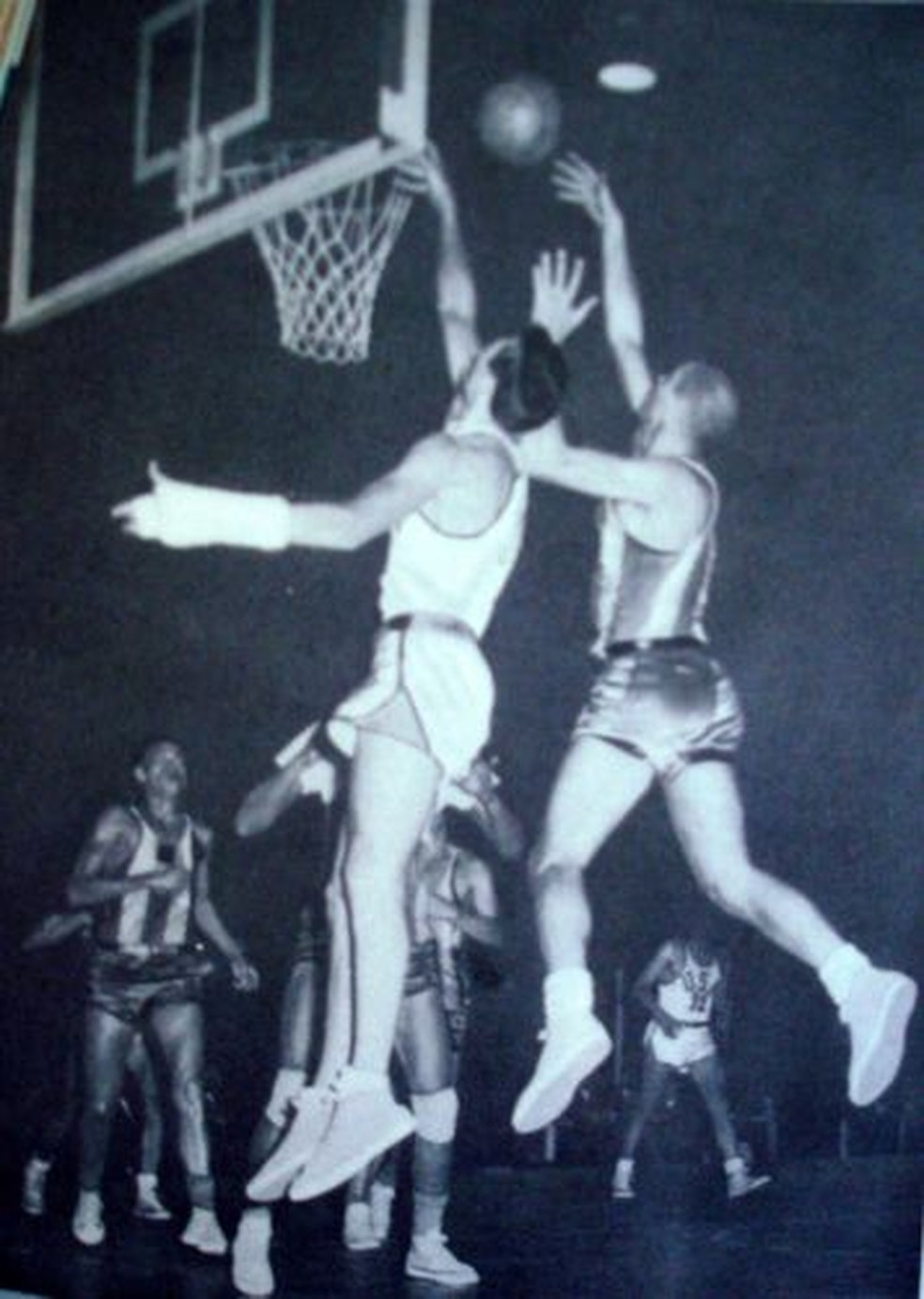 Amaury Pasos em ação no Mundial do Chile, em 1959 — Foto: Fiba