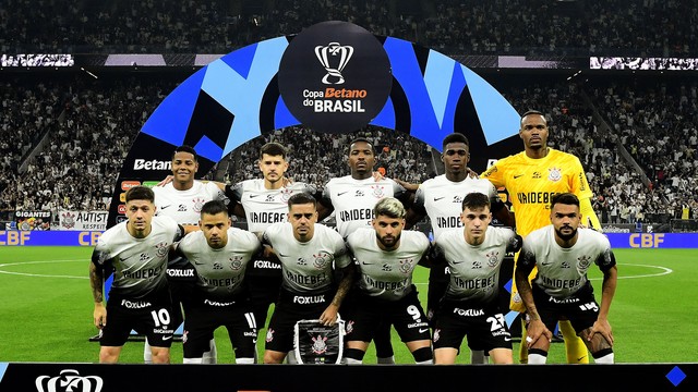 Jogadores titulares do Corinthians antes de jogo contra o América-RN