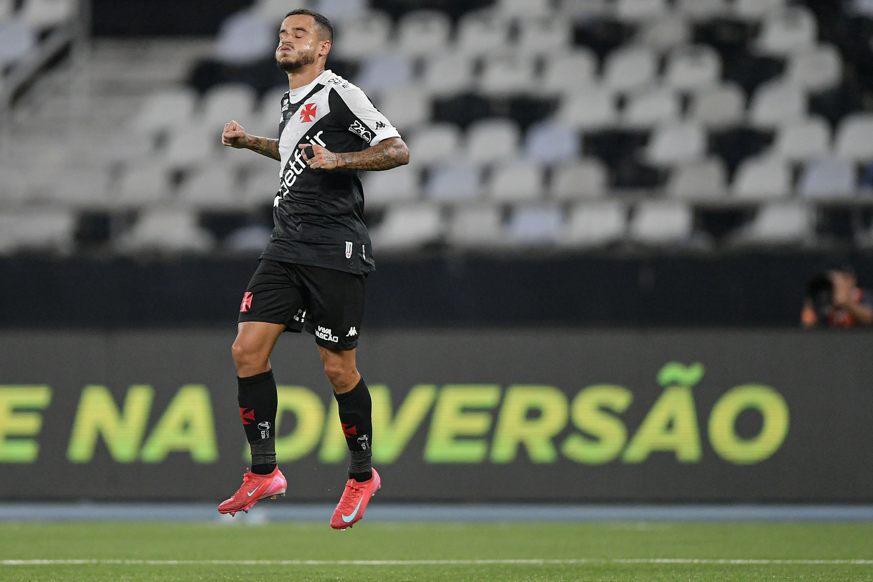 No clima do Puskás, veja cinco golaços do Vasco marcados no mesmo período do prêmio | Ge