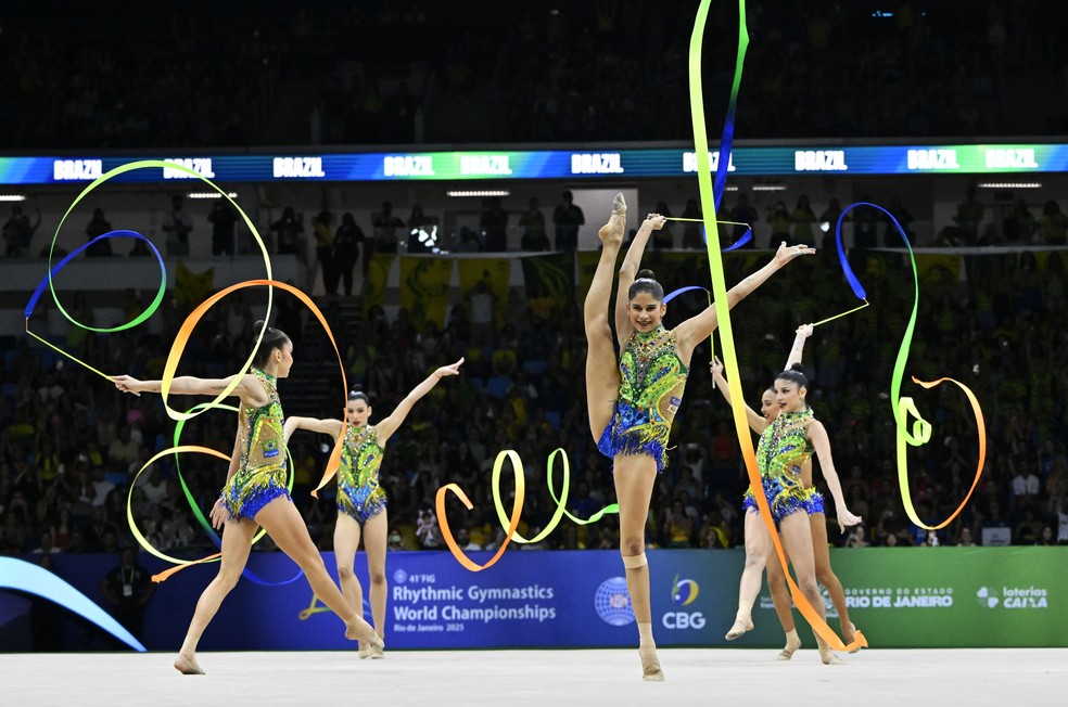 Conjunto brasileiro se apresenta com fitas na final do Mundial de ginástica rítmica — Foto: André Durão