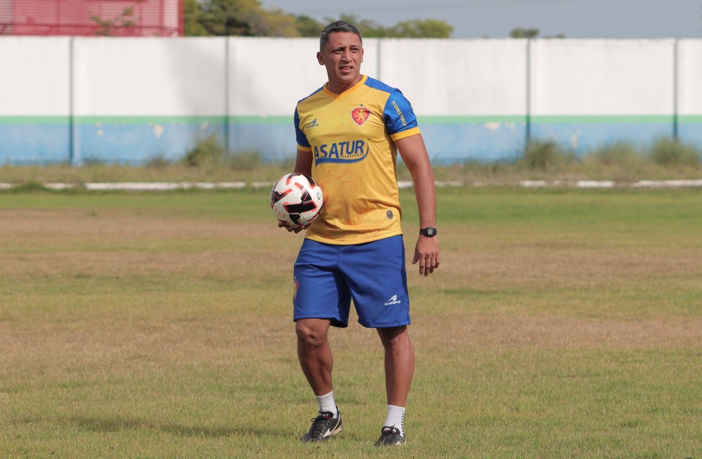 Emerson Almeida, apresentado oficialmente como técnico do GAS — Foto: Ivonisio Lacerda Júnior/ge.globo