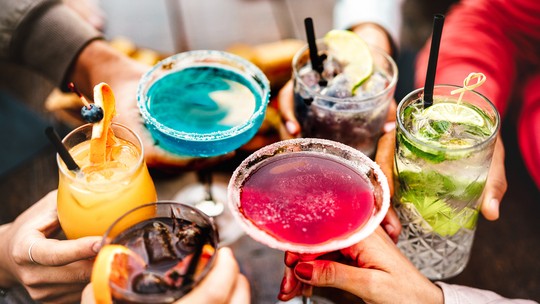 Por que beber álcool de barriga vazia faz mal? Entenda