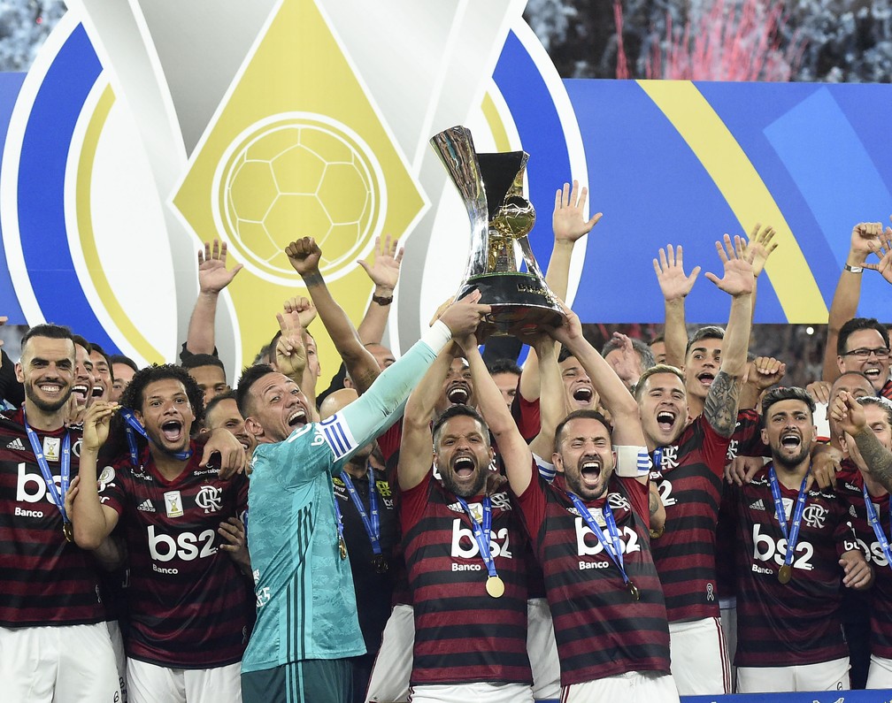 Flamengo levanta ta&ccedil;a de campe&atilde;o brasileiro &mdash; Foto: Andr&eacute; Dur&atilde;o