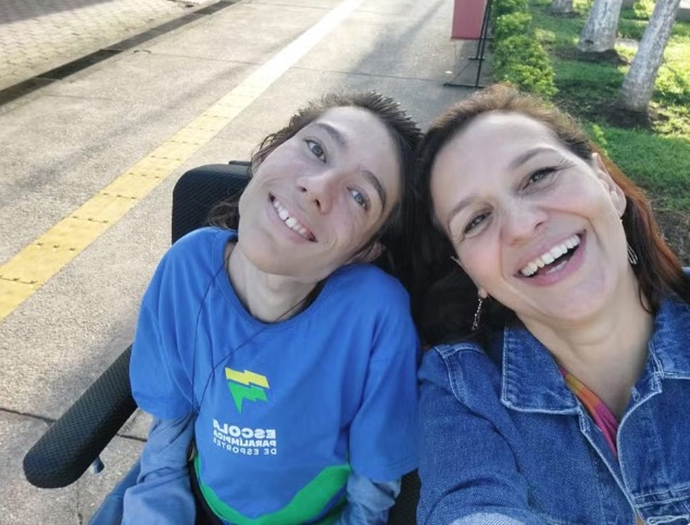 Gabriel Serafim ao lado da mãe — Foto: Arquivo Pessoal