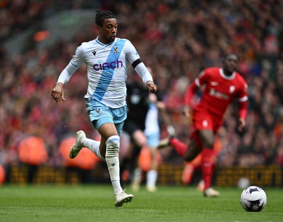 Olise em campo pelo Cristal Palace — Foto: Sebastian Frej/MB Media/Getty Images
