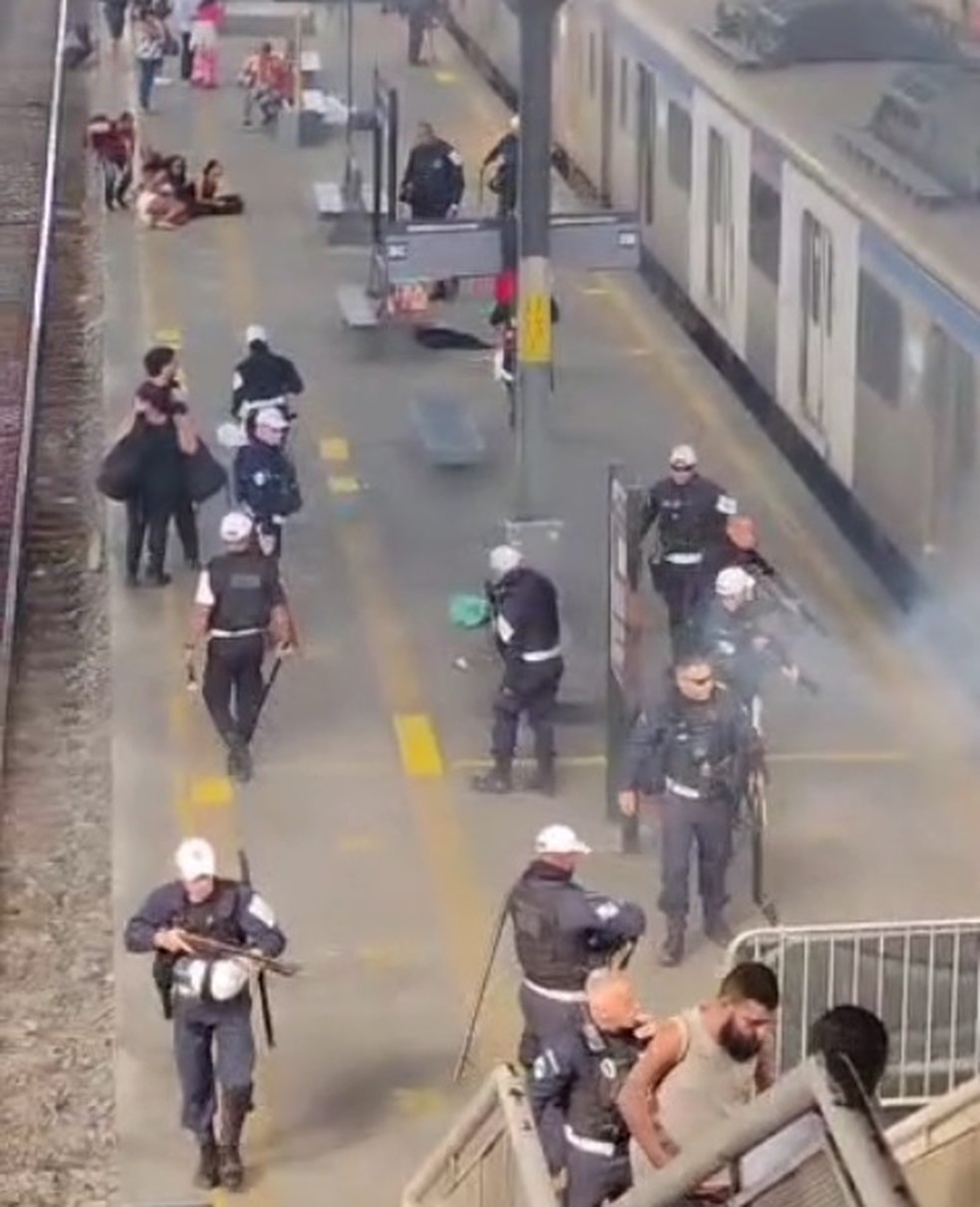 CENAS LAMENTÁVEIS: Torcedores de Flamengo e policiais militares entram em confronto em estação