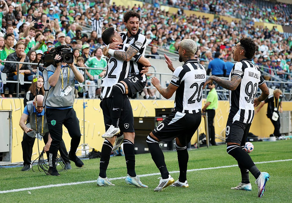 Jogadores do Botafogo comemoram o gol de Jair no Seattle Sounders pela Copa do Mundo de Clubes 2025  Foto: Buda Mendes / Getty Images