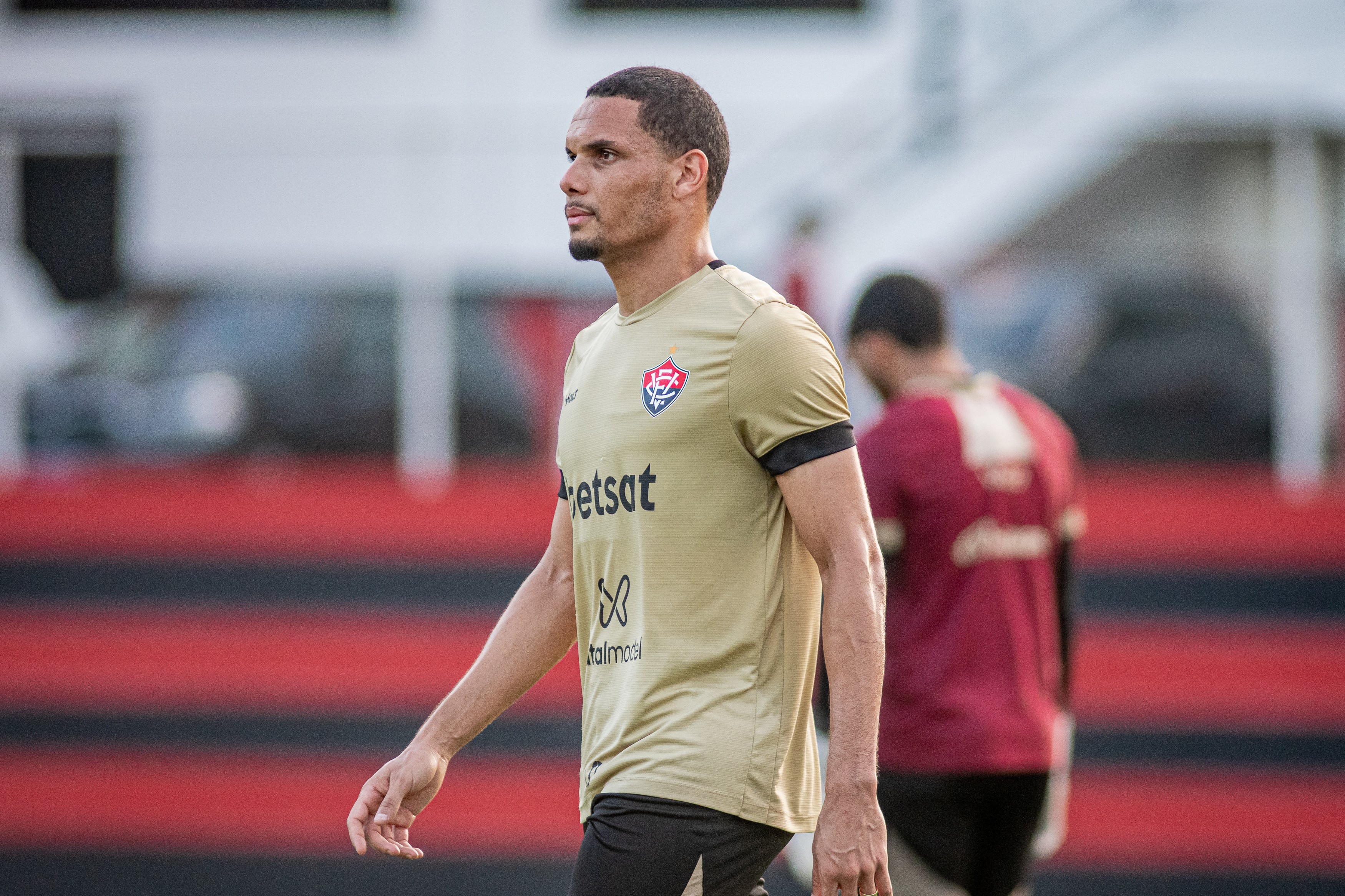 Vitória anuncia rescisão de contrato com Neris, reforço do Fortaleza